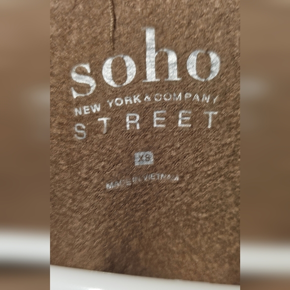 New York & Company Dreamy Fleece Off-The-Shoulder Lace-Up Cuff Top XS Coco Beach - Picture 5 of 6